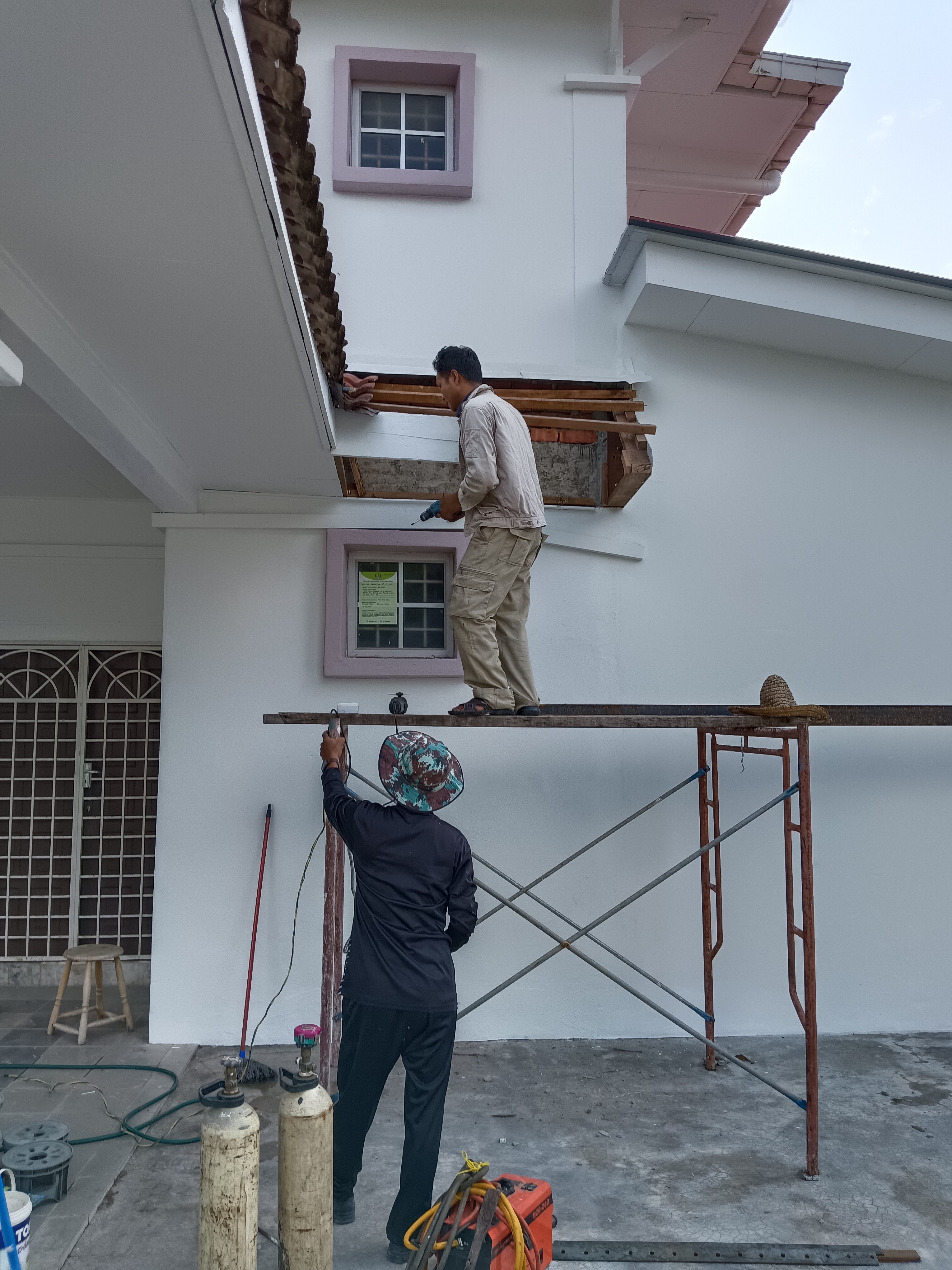 Exterior roofing project